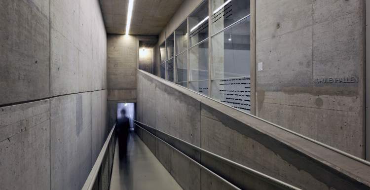 © W. Wössner